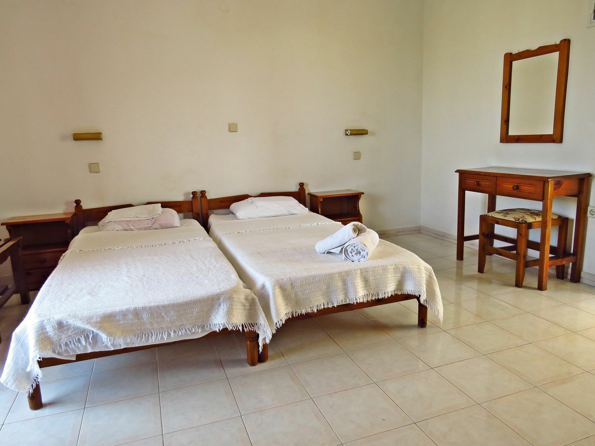 Debby Apartments Ialysos  Extérieur photo