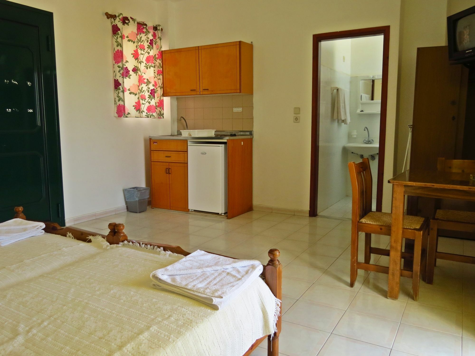Debby Apartments Ialysos  Extérieur photo